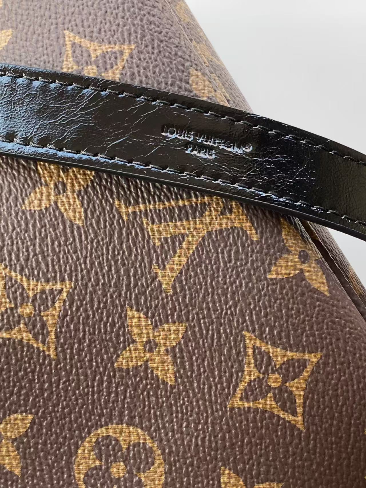 Louis Vuitton Neverfull Bandouli è re Inside Out BB handbag