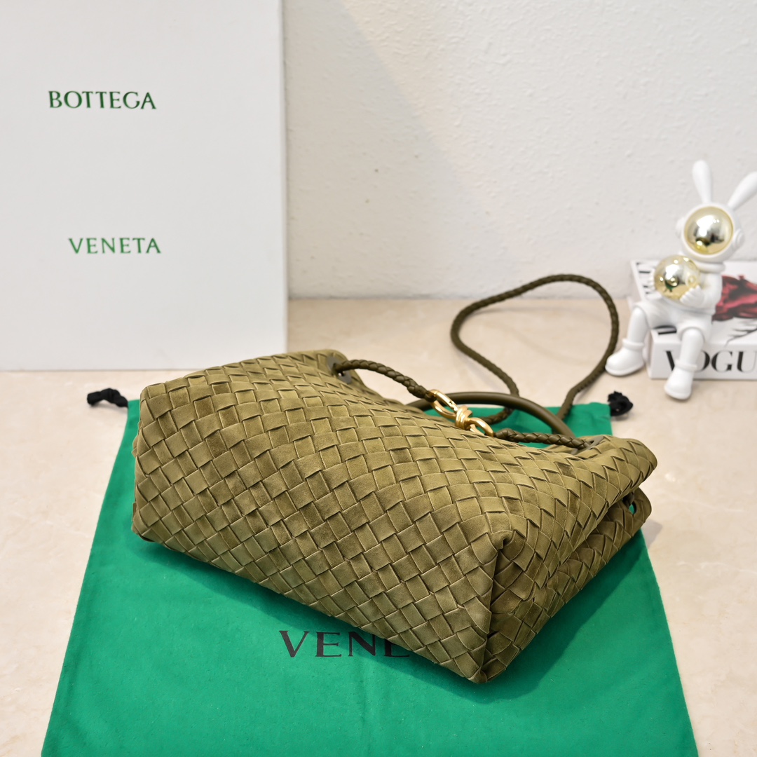 Bottega Veneta Andiamo Fashionable Old Money Style Handbag