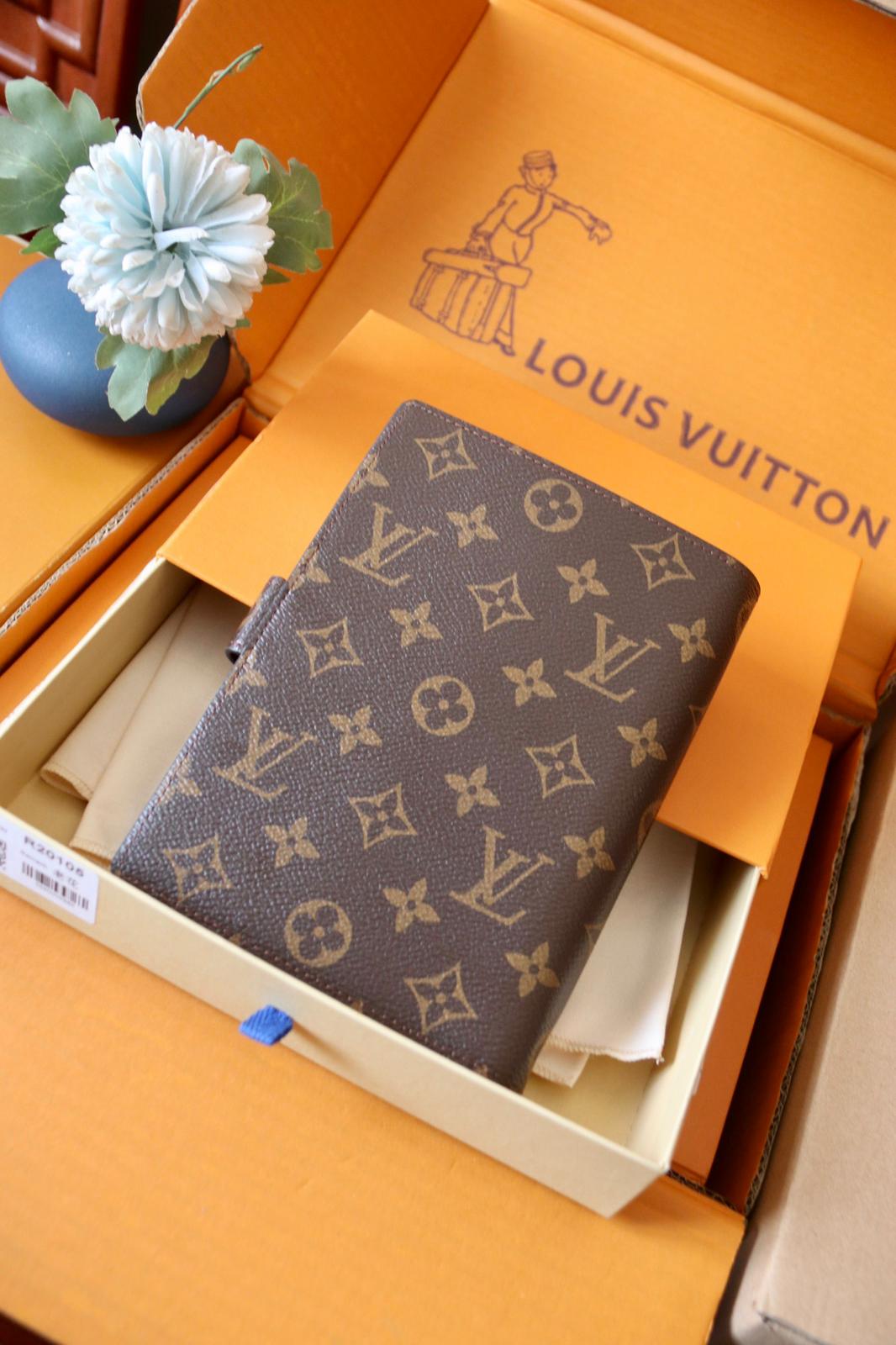 Louis Vuitton Notebook R20105