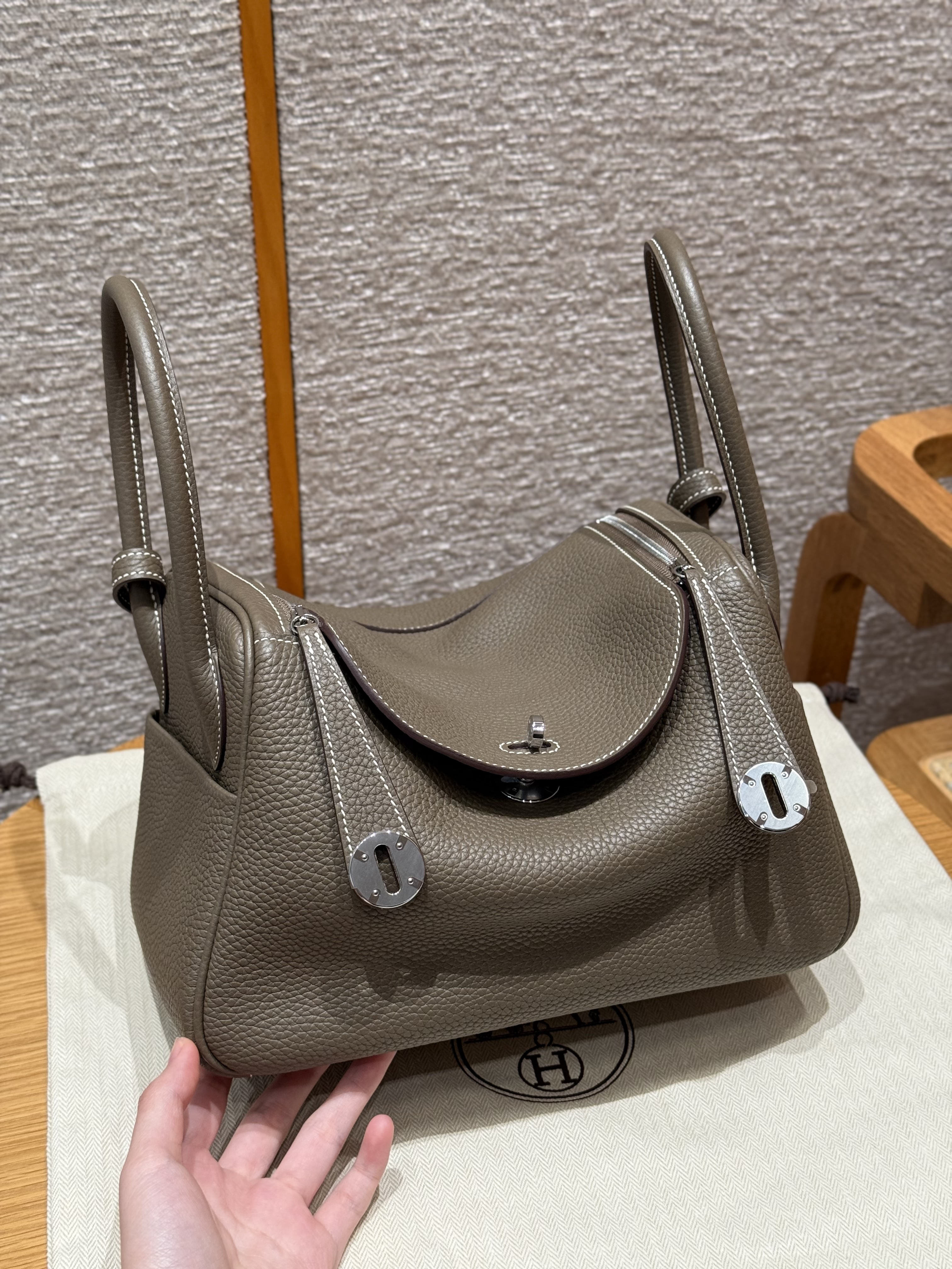Hermes Etoupe Clemence Lindy 26