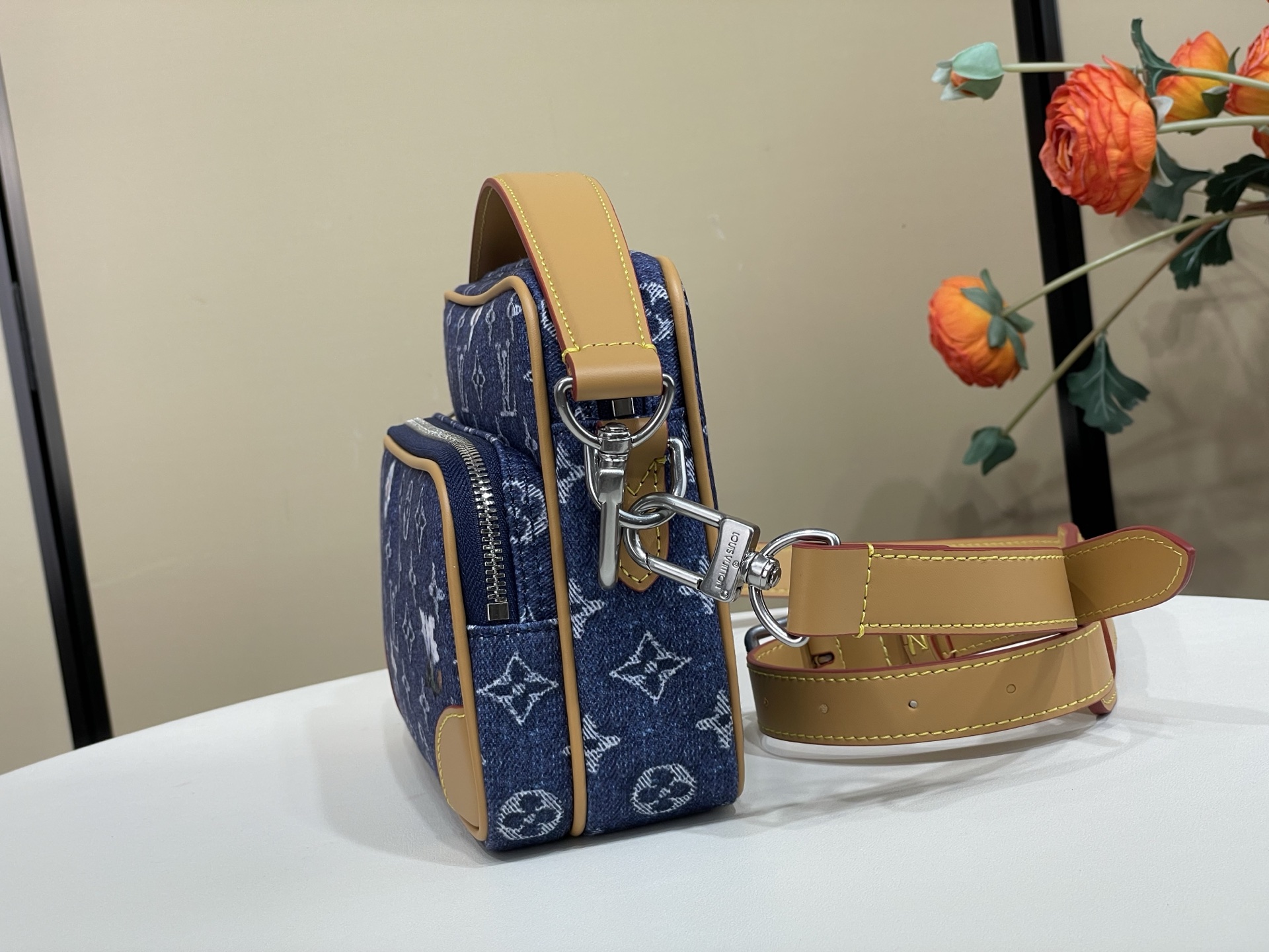Louis Vuitton batch NIL mailman handbag m27553