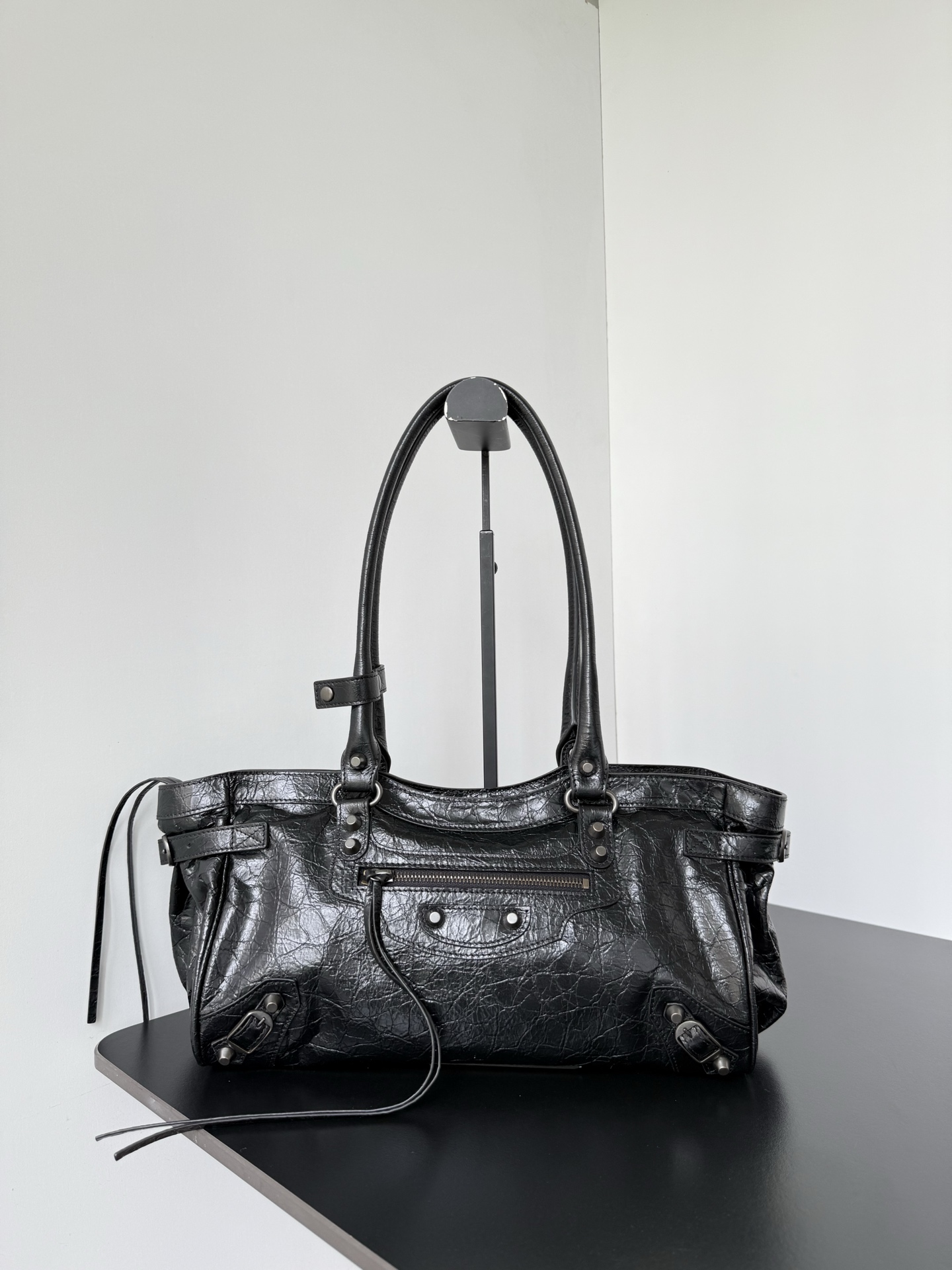 𝐁alenciaga Le City Bag East-west in Black Lambskin