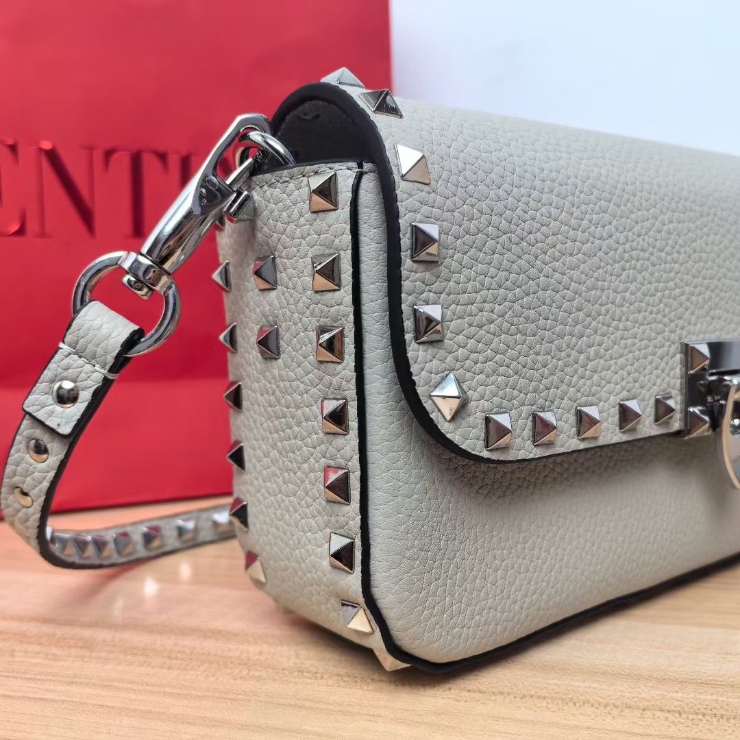 Valentino Garavani Rockstud Shoulder Bag in Grained calfskin-Grey