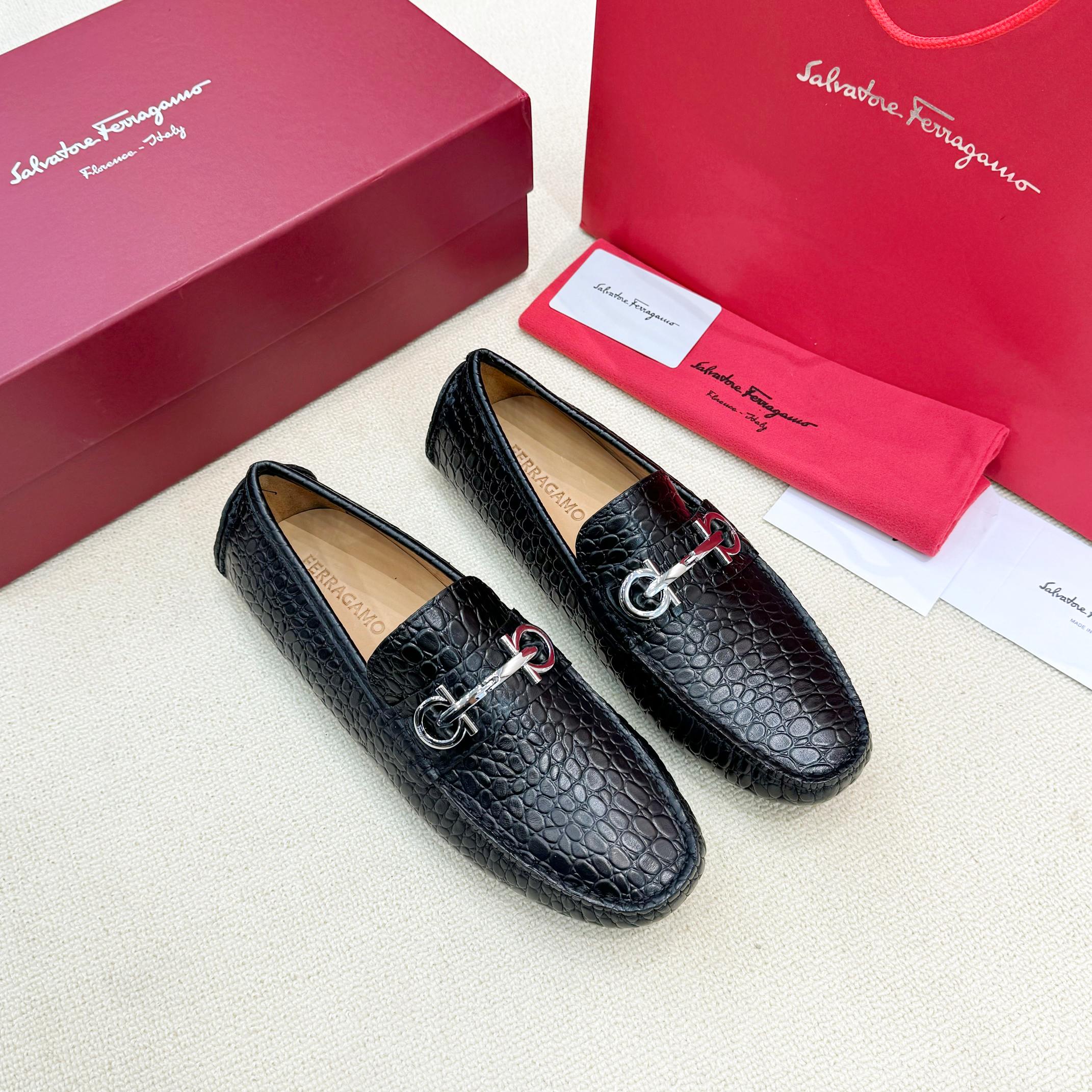 Ferragamo Men's leather driving Loafer