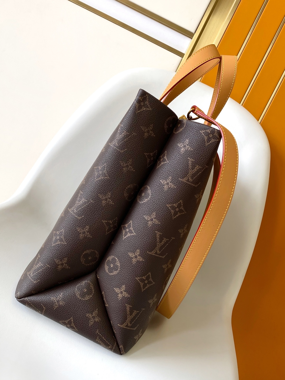 M13928 LV Shopper Tote MM in Monogram Calf leather