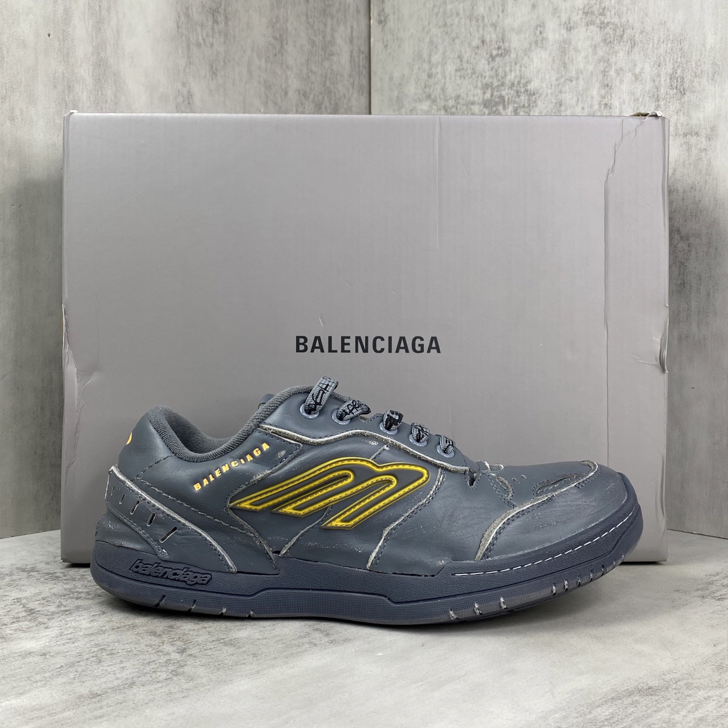 Balenciaga Balenciaga Hamptons Worn-Out Unisex Sneaker