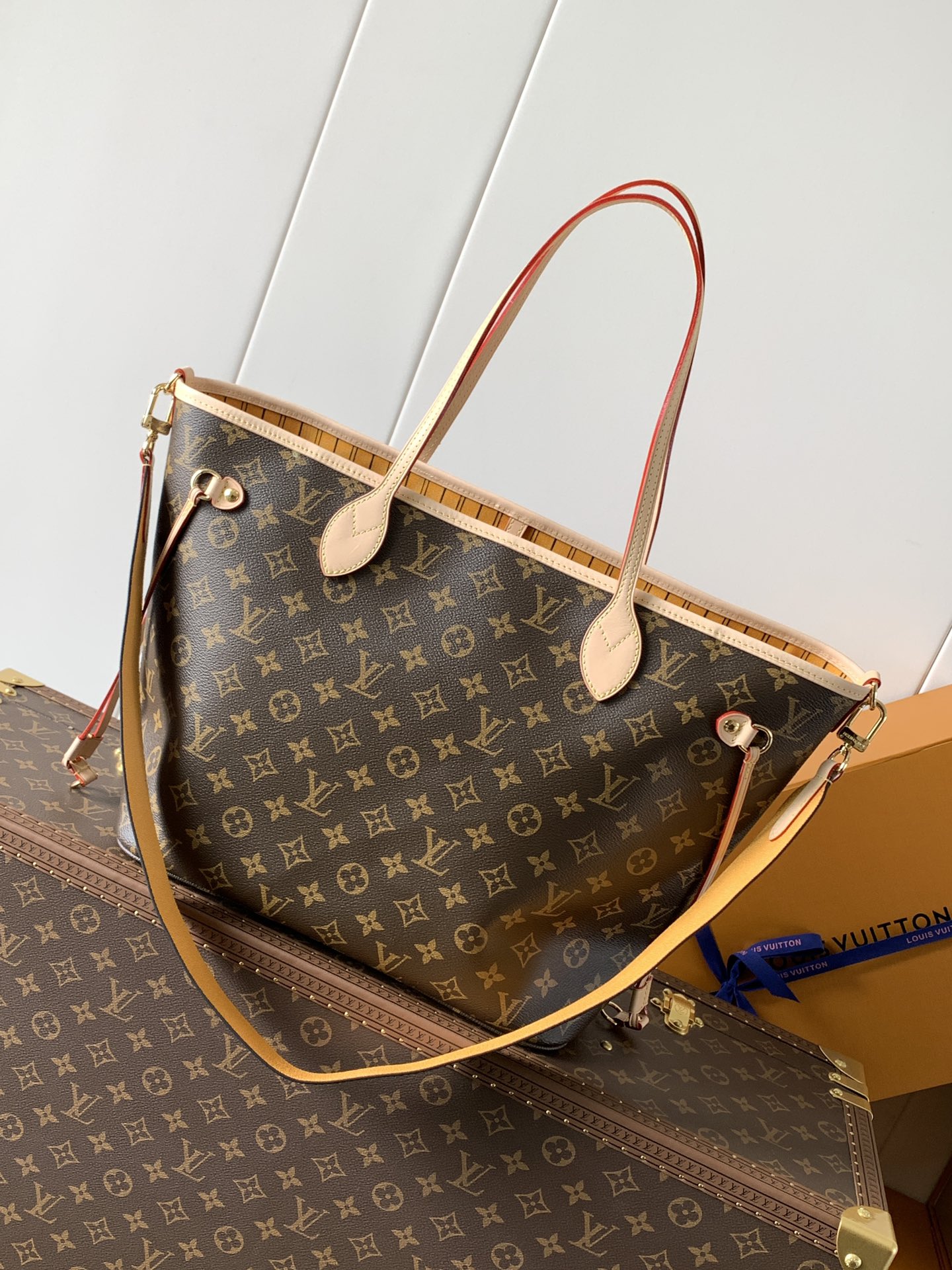 M12779 Safran Yellow Neverfull Bandoulière Inside Out MM tote