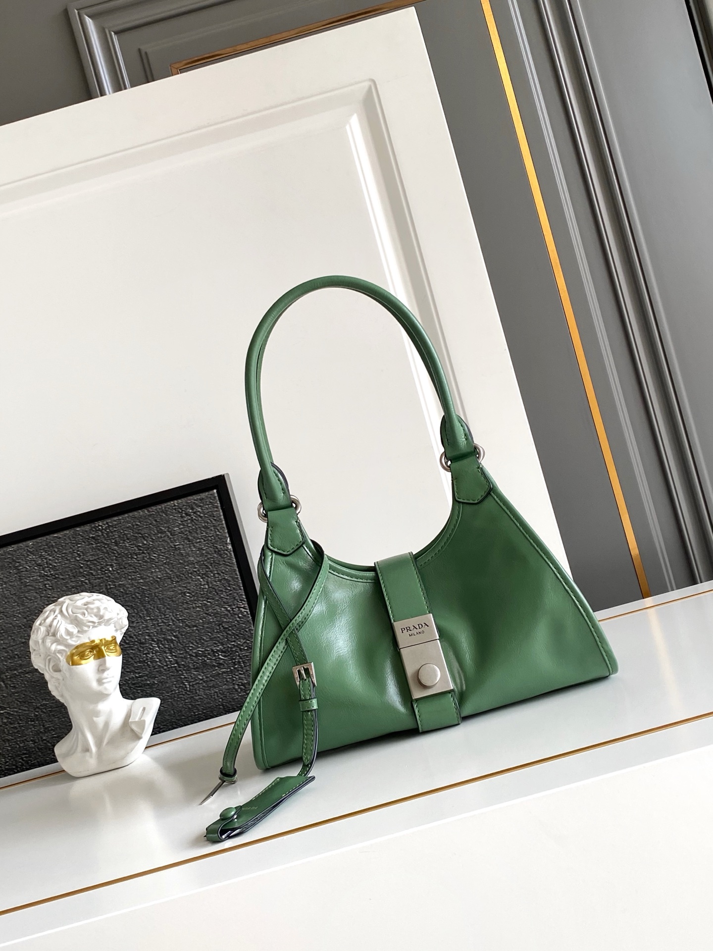Prada Bag Small Leather Tote Bag Imported Oil-waxed Leather 1BG580 (10A Mirror Version)