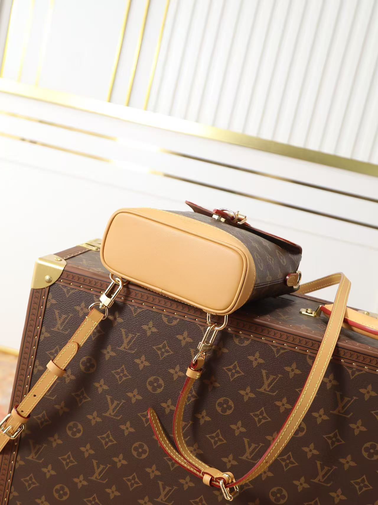 Louis Vuitton LV SOHO