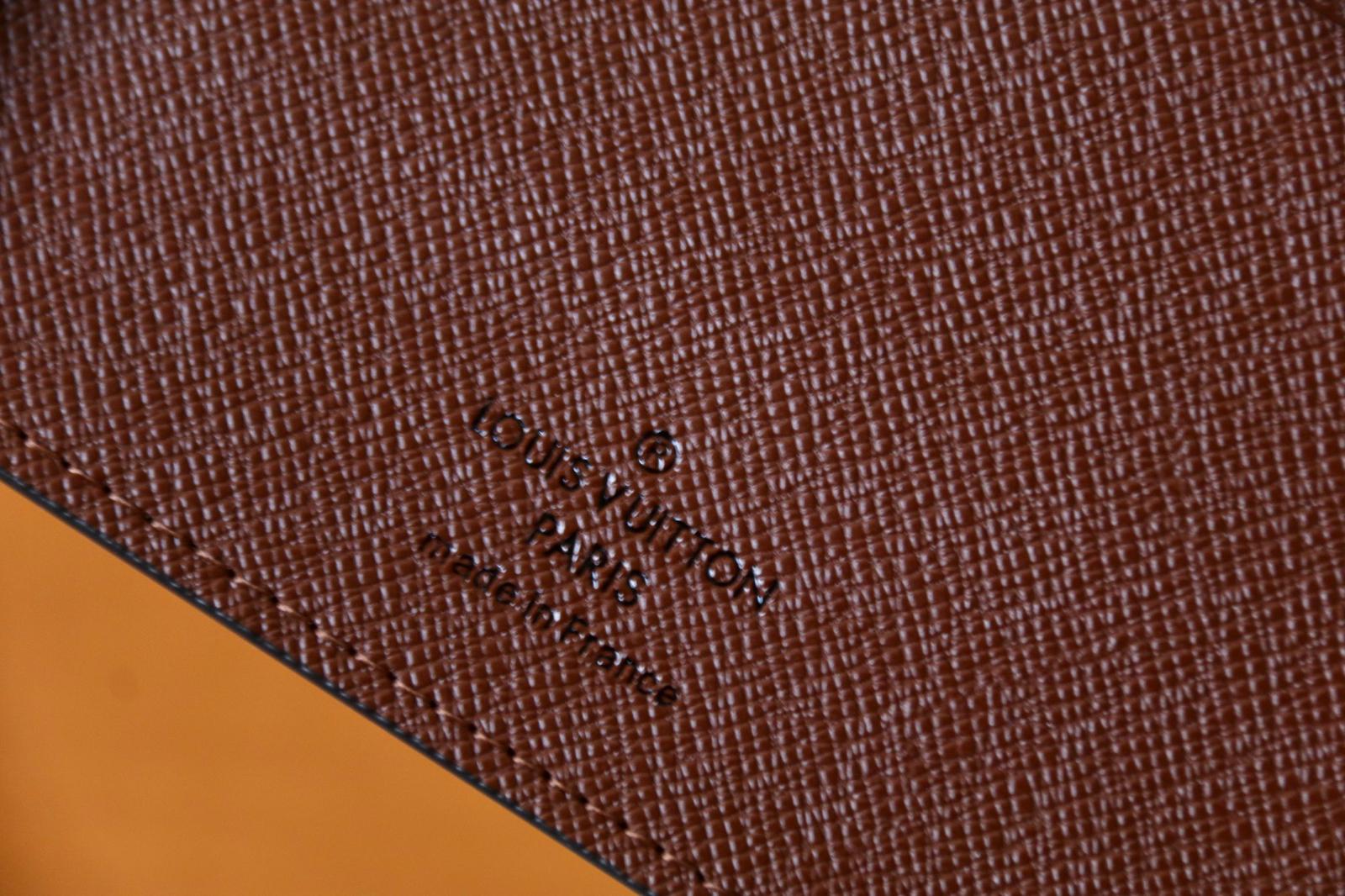 Louis Vuitton Notebook R20105