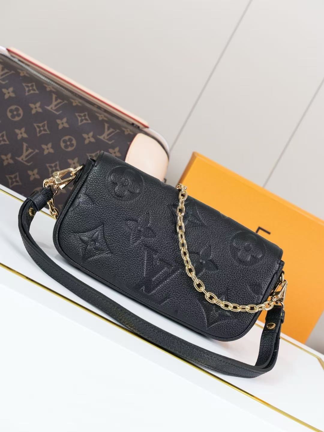 Louis Vuitton LV On Chain Ivy handbag