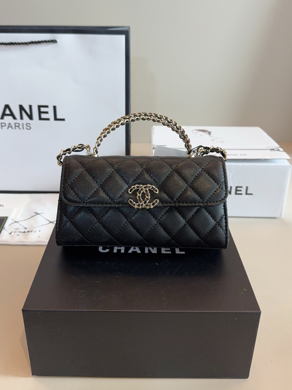 Chanel 23P Mini Kelly East-West Grained Leather Quilted Chain-Inlaid Top Handle Crossbody Bag - KAIROO