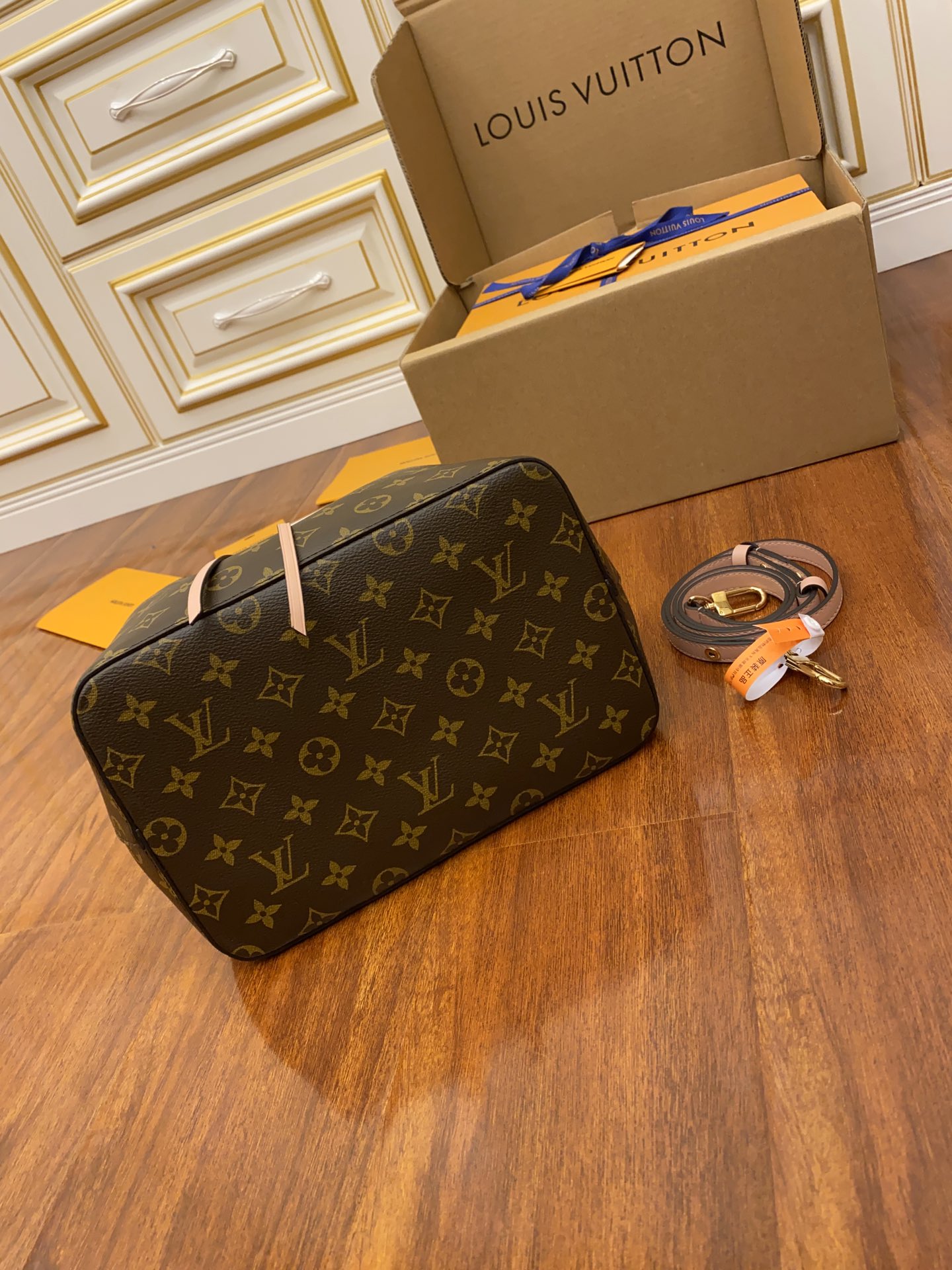 Louis Vuitton LV NeoNoe MM M44022