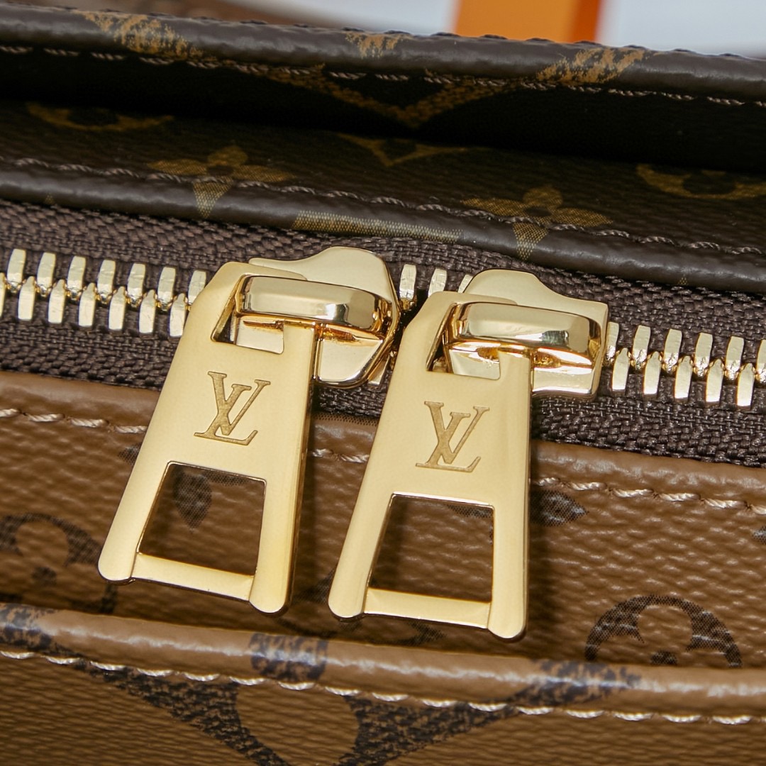 Louis Vuitton LV TM ONTHEGO EAST WEST CHAIN ​​Monogram Handbag