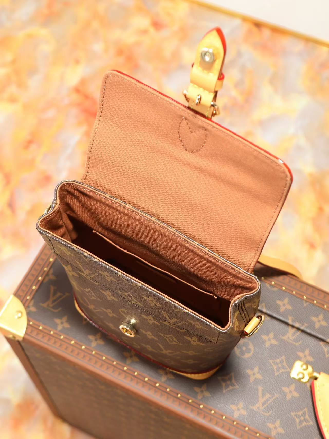 Louis Vuitton LV SOHO