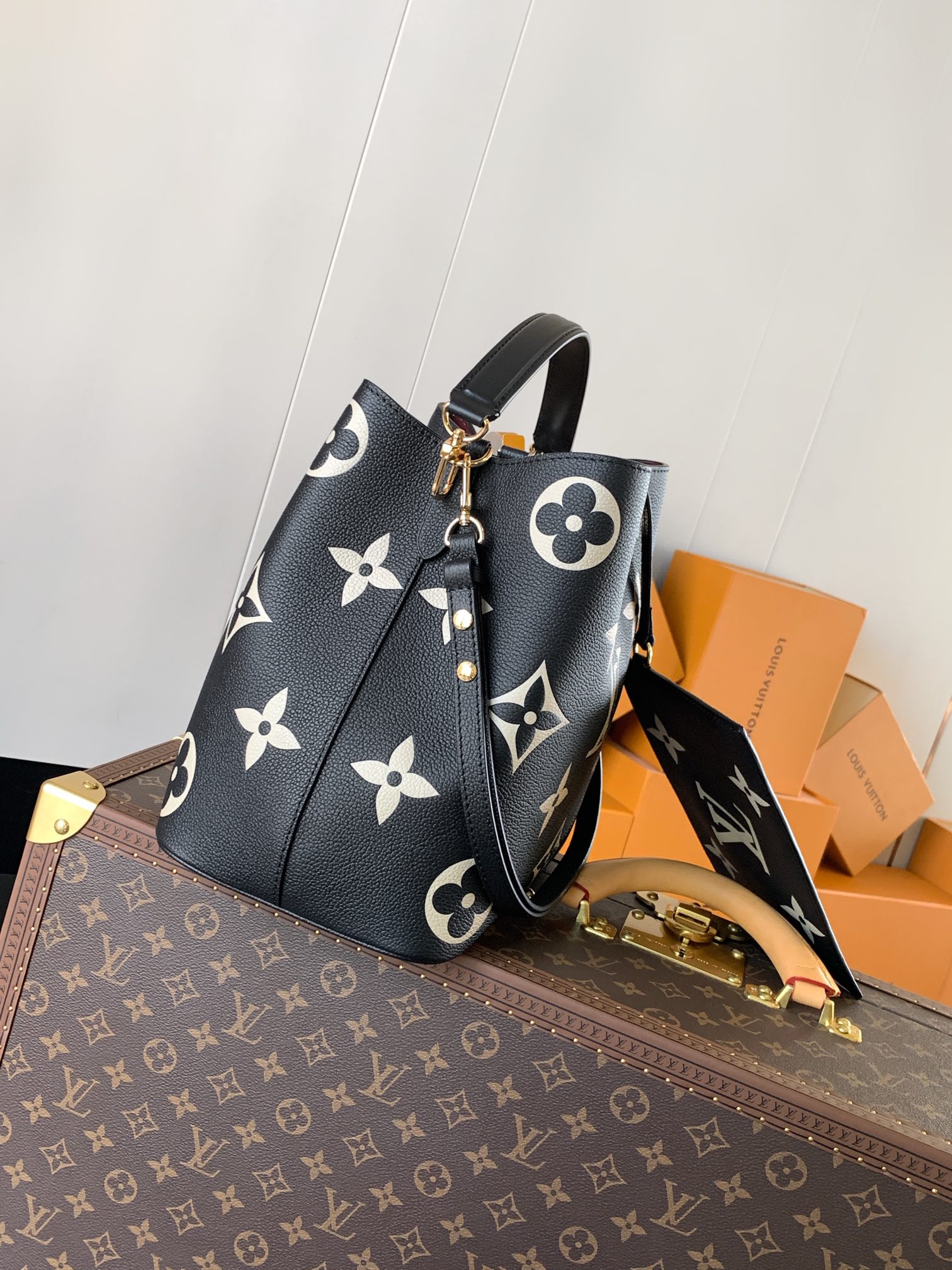 M45497 NéoNoé bucket bag MM in Bicolor Monogram Empreinte leather