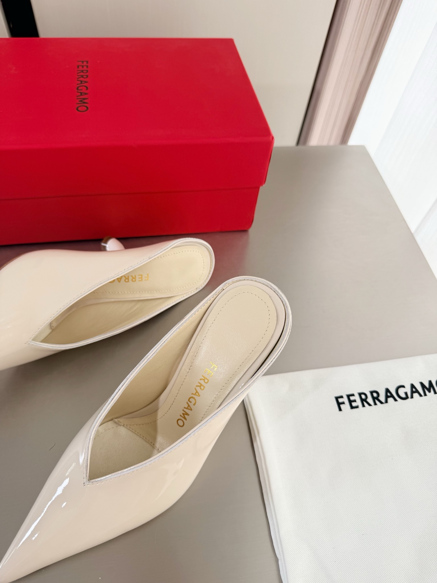 Ferragamo Shiny Leather Pointed Mule