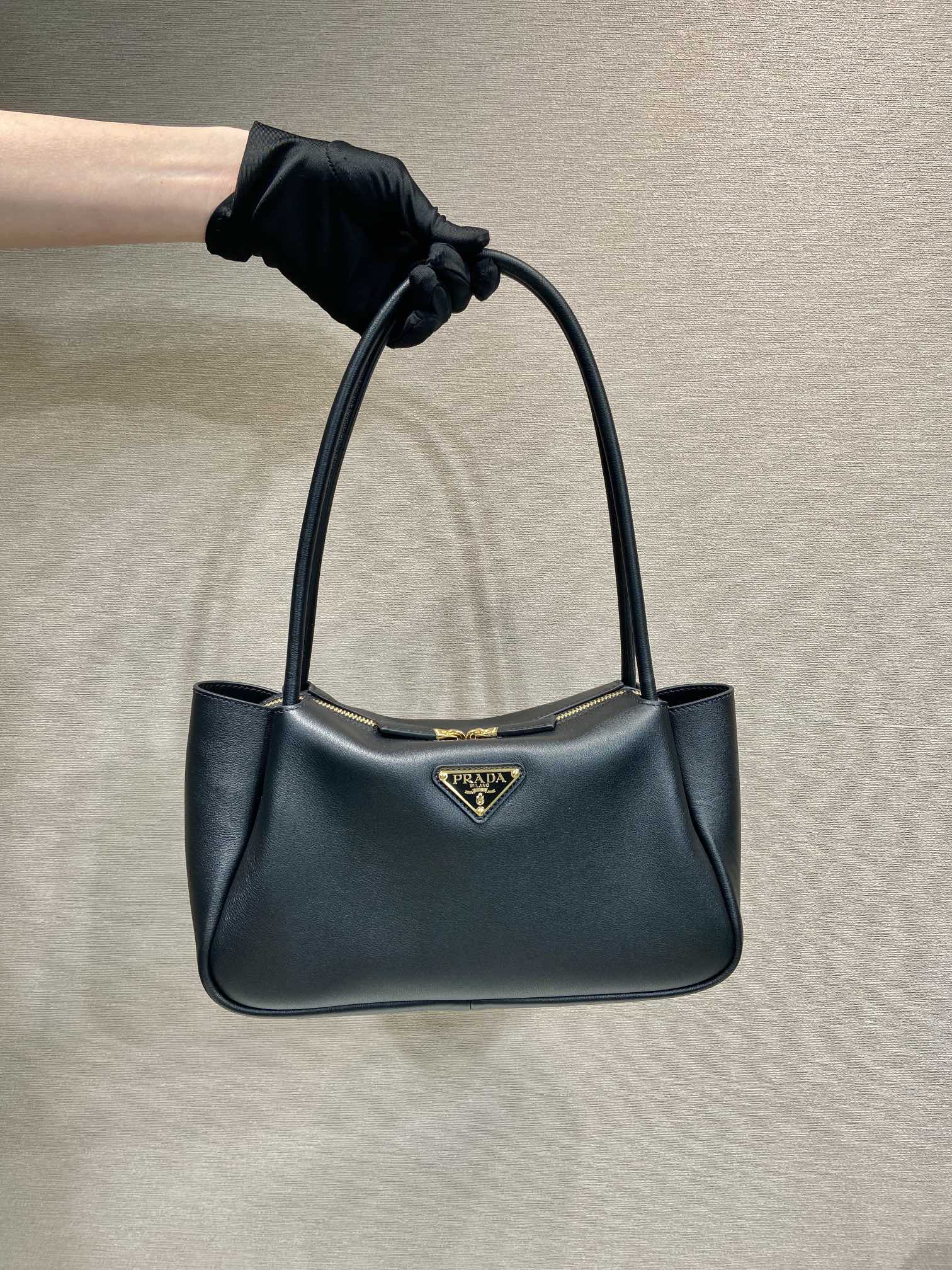 Prada  28 LARGE BLACK CALFSKIN HANDBAG