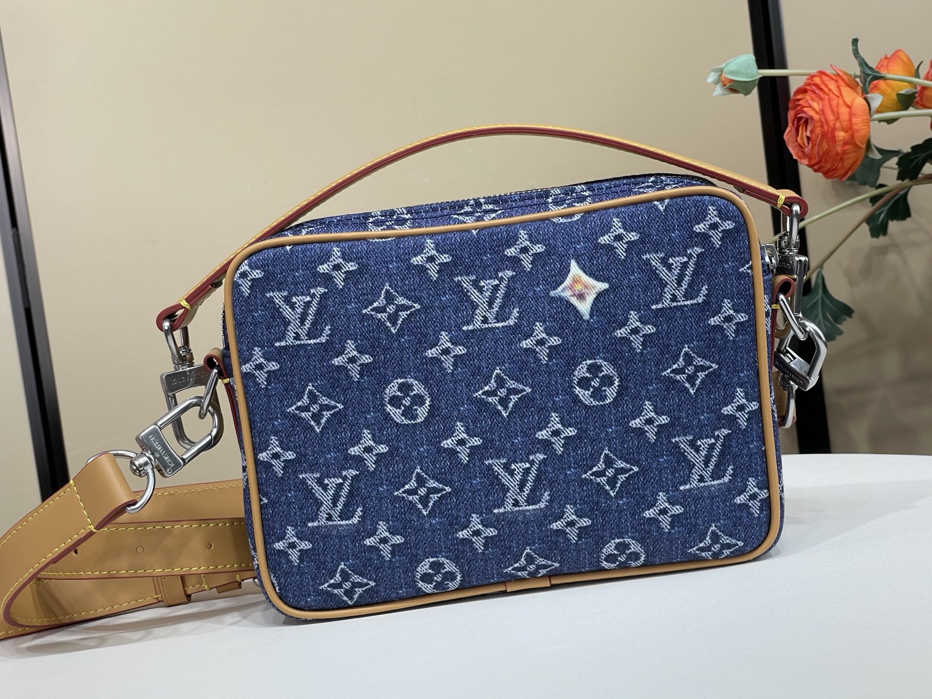Louis Vuitton batch NIL mailman handbag m27553