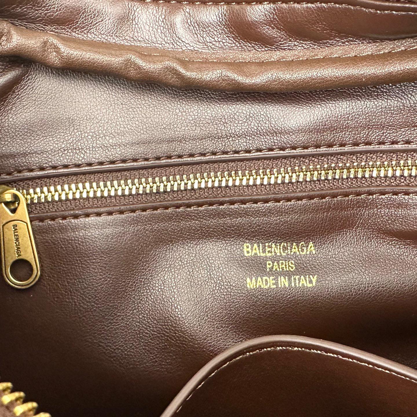Balenciaga Le 7 Shoulder Bag Medium in Moka/ruby