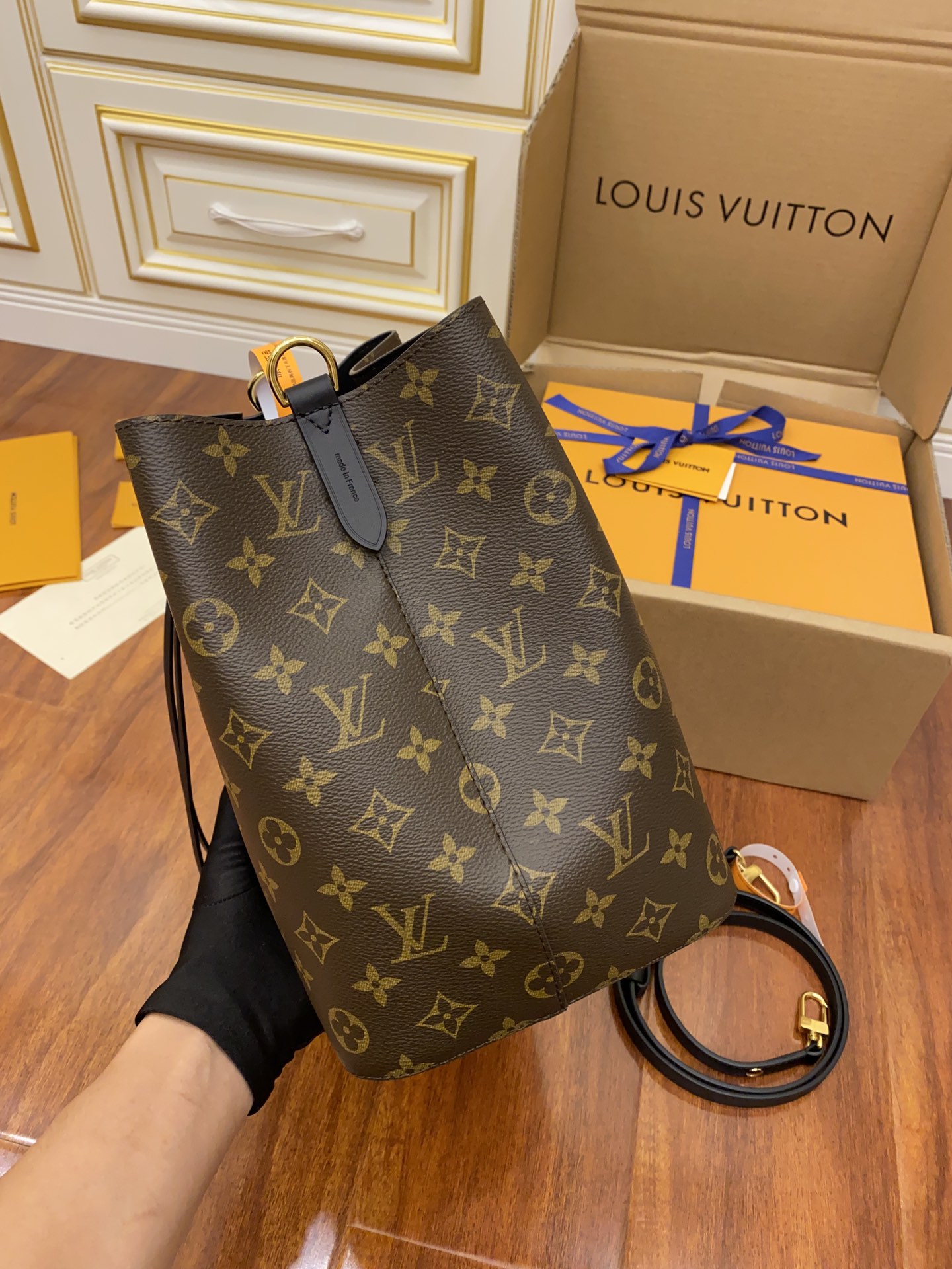 Louis Vuitton LV NeoNoe MM M44020