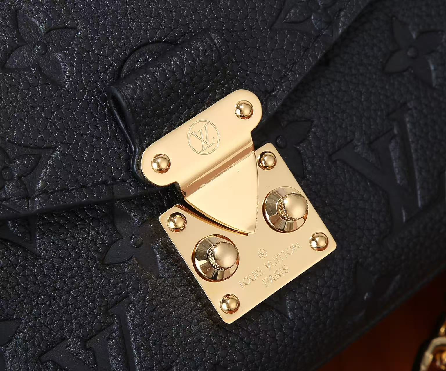 Louis Vuitton lv Pochette Métis East West Handbag