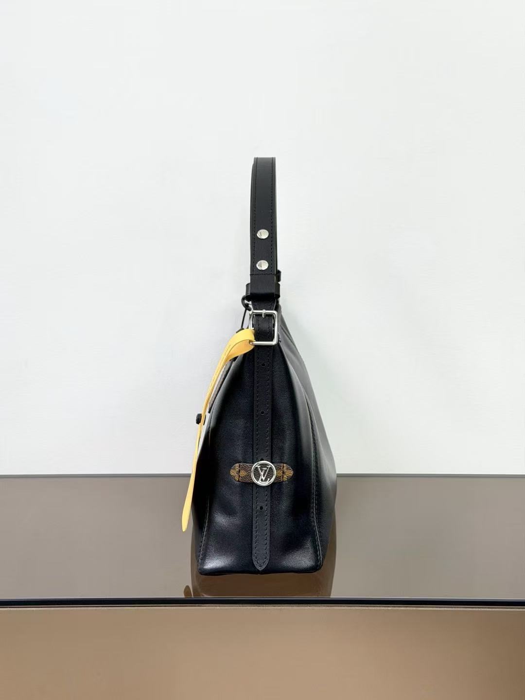 Louis Vuitton LV CARRYALL EAST WEST Bag