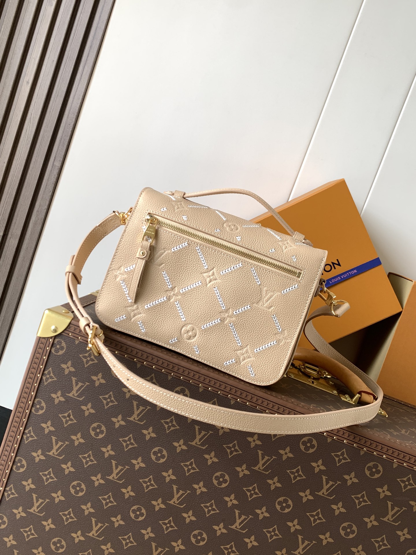 LV Louis Vuitton M29497 Pochette Métis MM