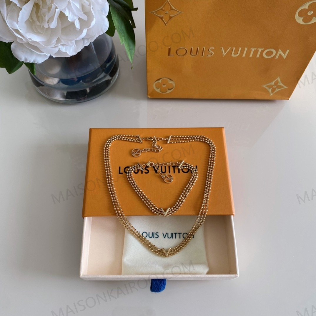 Louis Vuitton LV Essential V Necklace and Bracelet Set - KAIROO