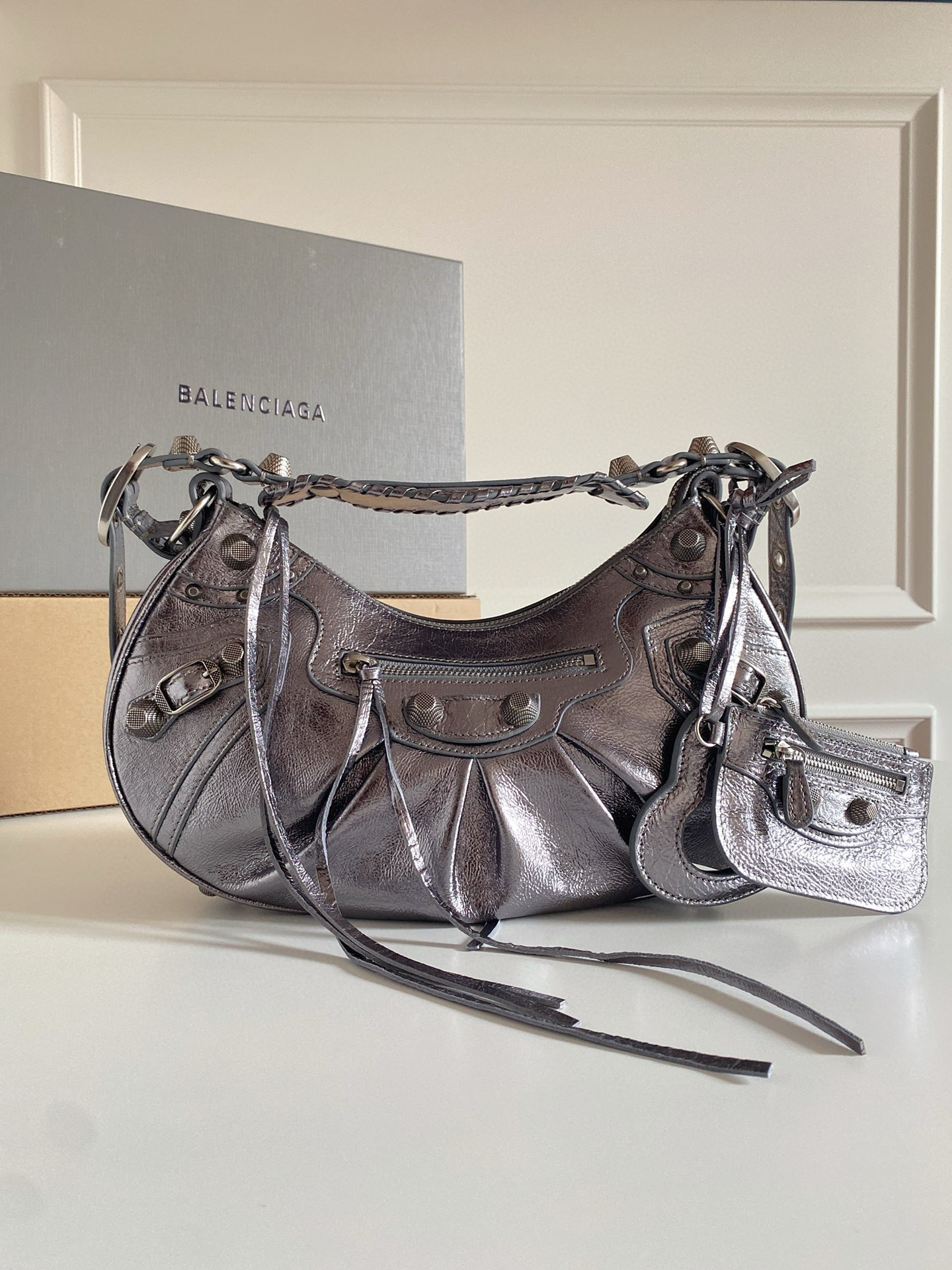 𝐁alenciaga Le Cagole Shoulder Bag Small in silver metallized Leather