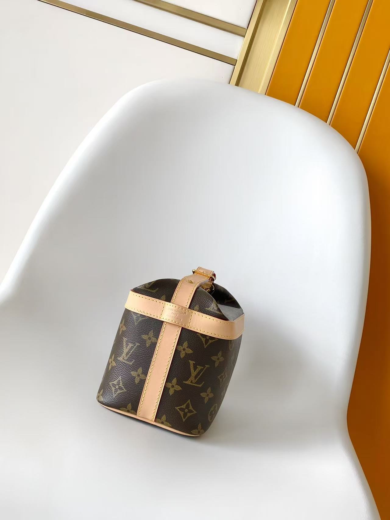 M15350 LV Cruiser Toiletry Bag in Monogram Canvas