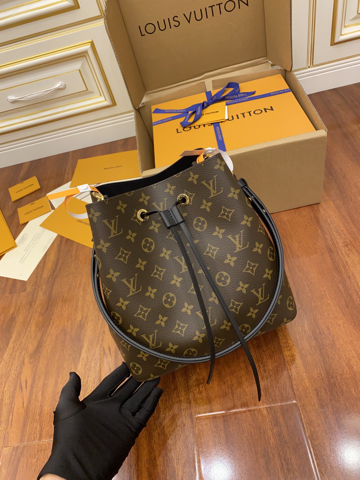 Louis Vuitton LV NeoNoe MM M44020
