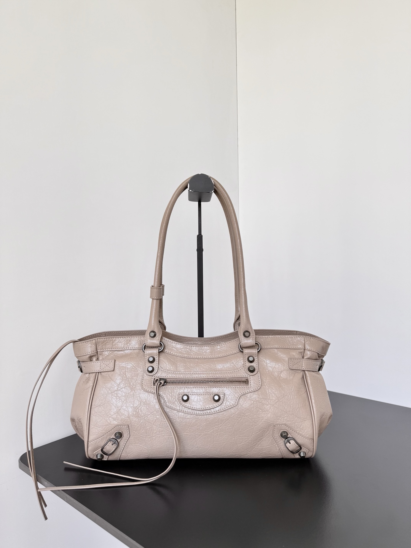 𝐁alenciaga Le City Bag East-west in Sesame Lambskin