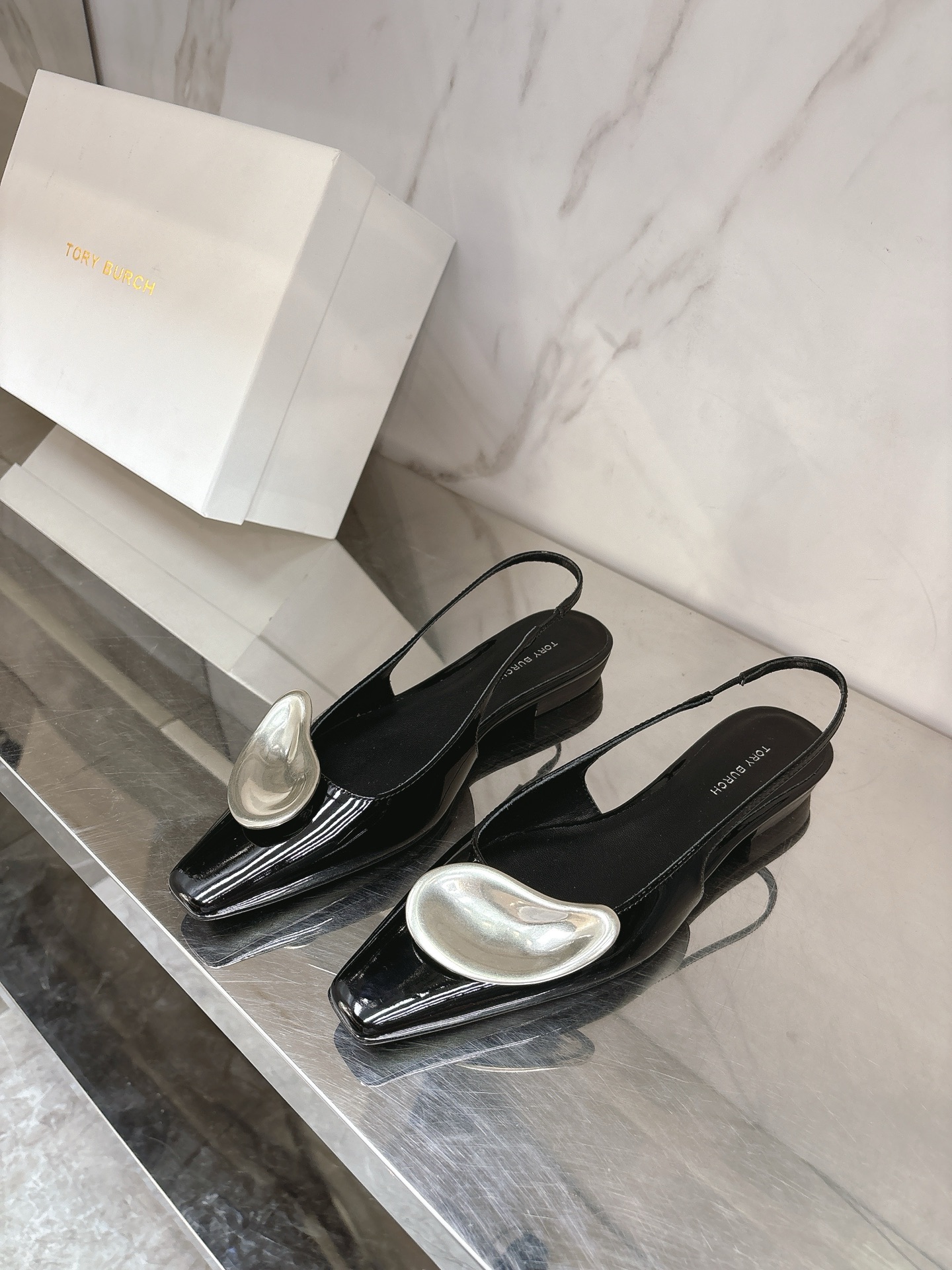 Tory Burch Flat Slingback in Shiny leather