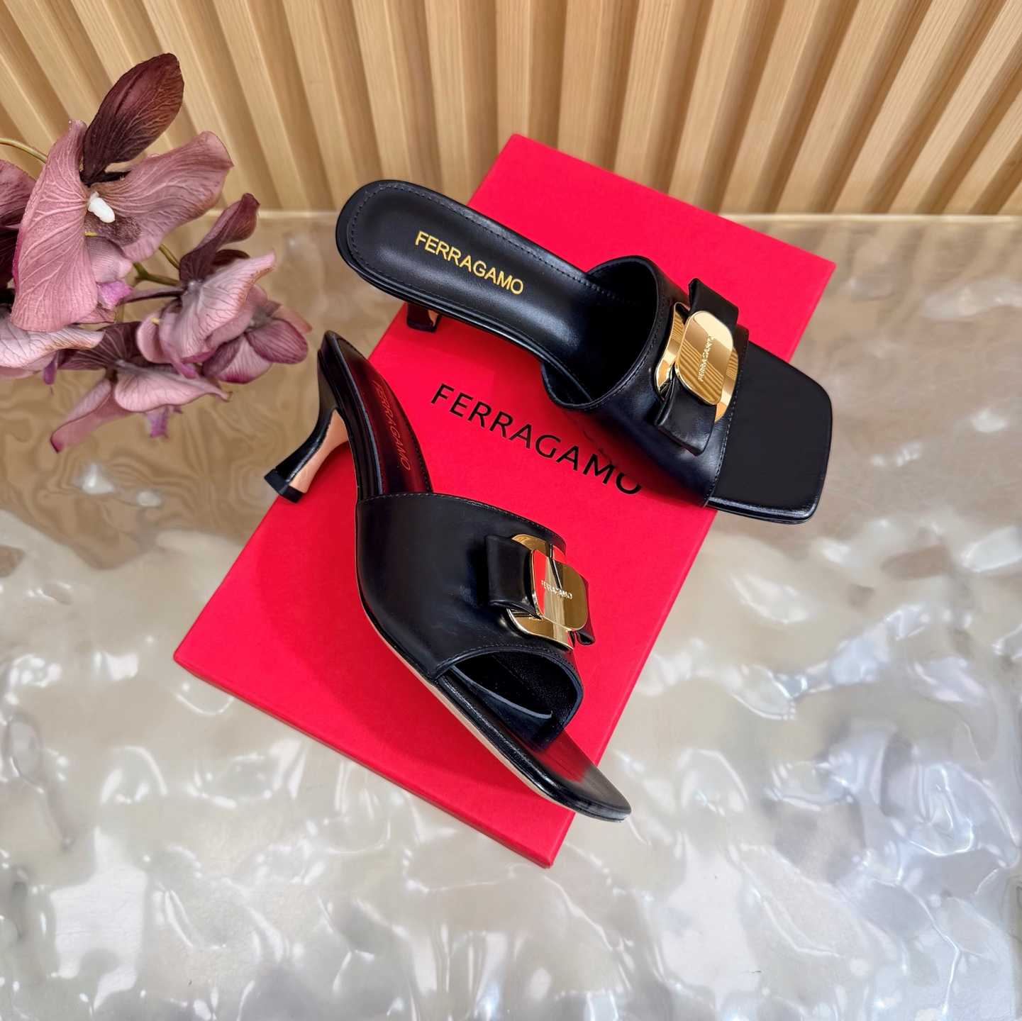 Ferragamo Shiny Leather Heeled Side