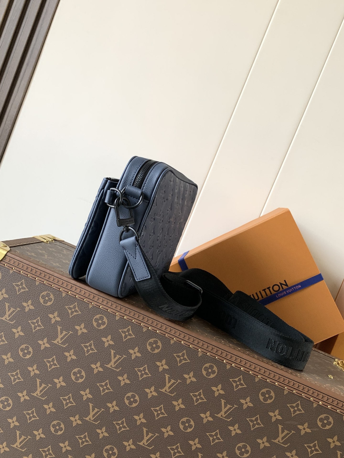 LV Men's Collection Handbag M27925 Trio Messenger