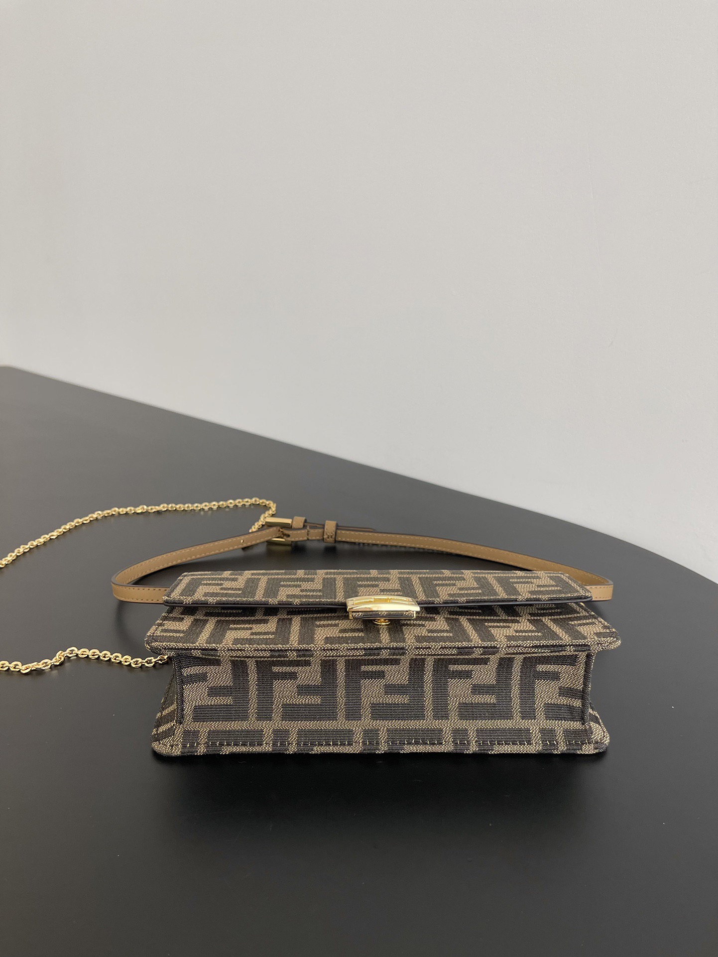 Fendi presbyopic chain hand armpit bag crossbody bag