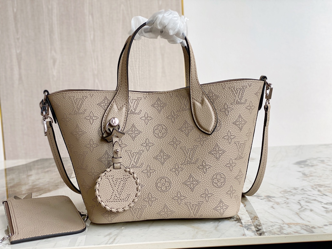 Louis Vuitton LV Blossom PM M21849