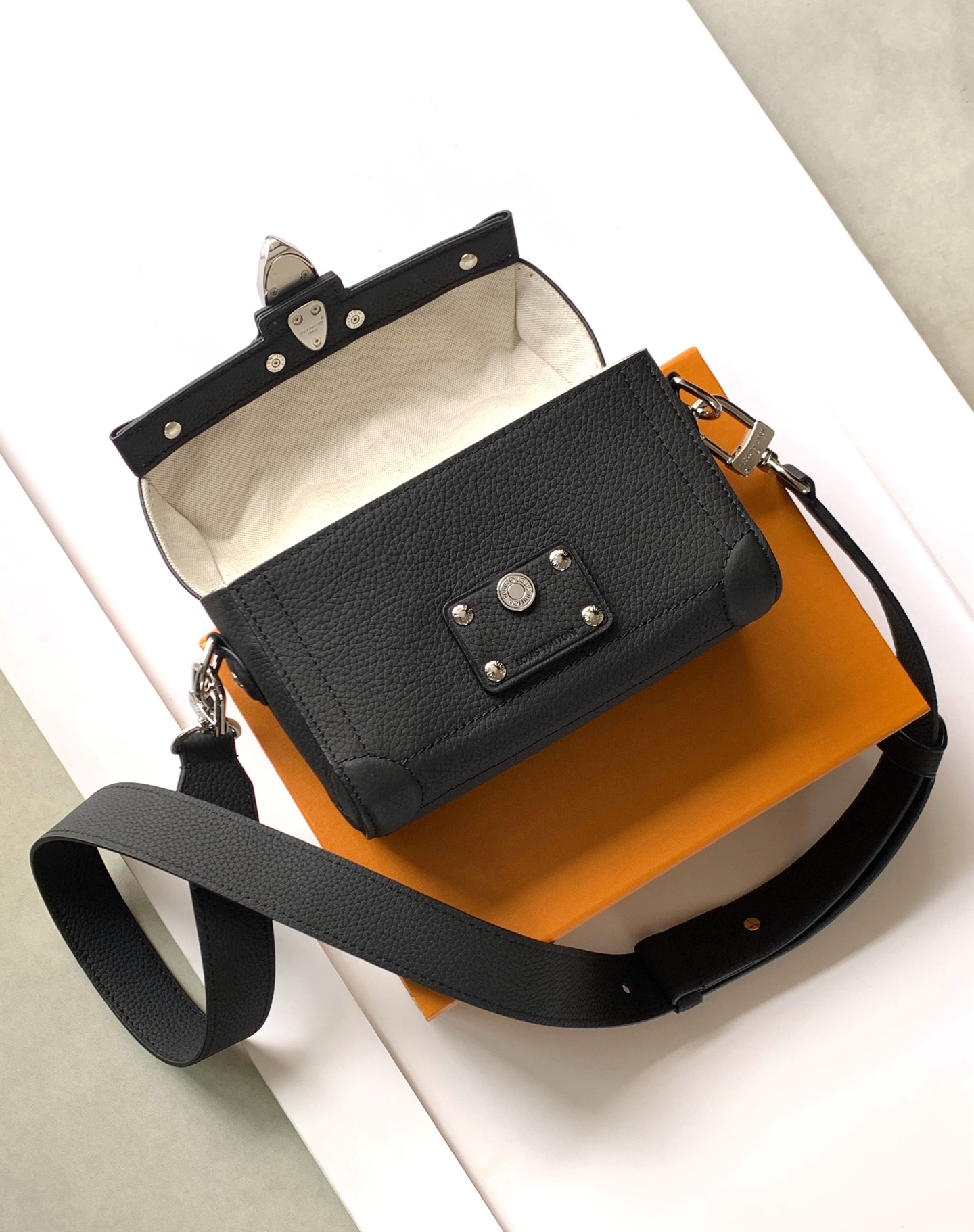 Louis Vuitton Soul Trunk handbag