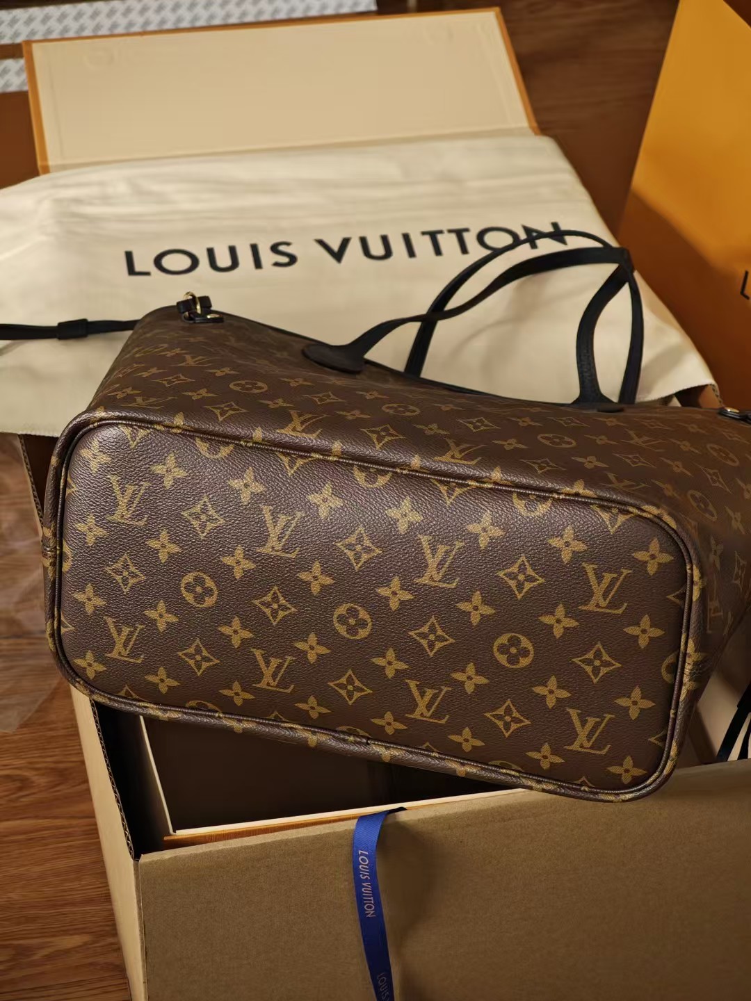 Louis Vuitton LV Neverfull Tote Bag