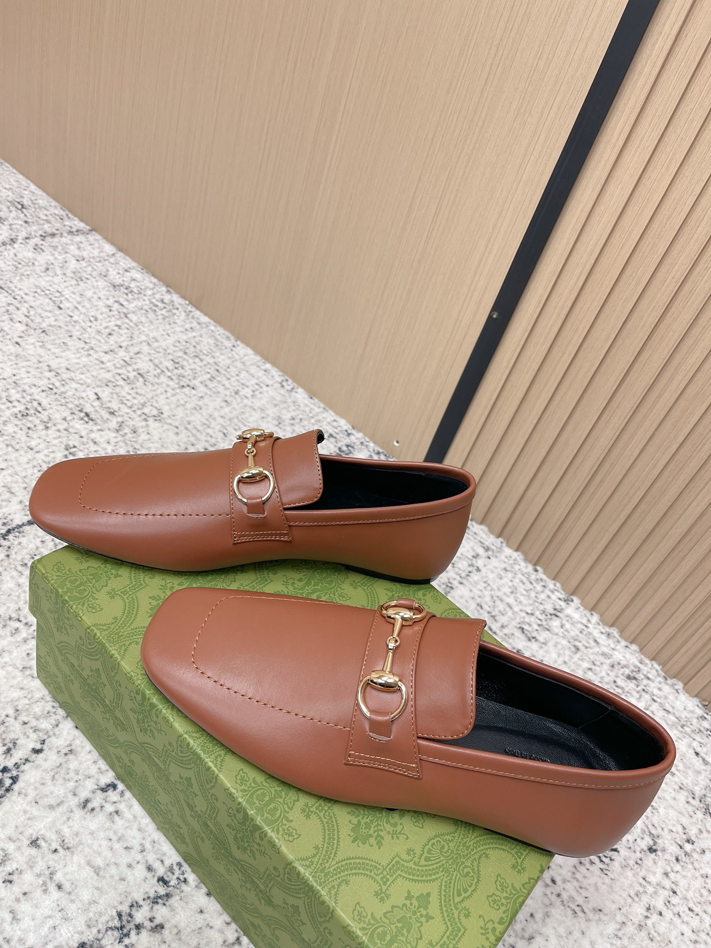 Gucci Jordann Unisex Leather Loafers in Brown