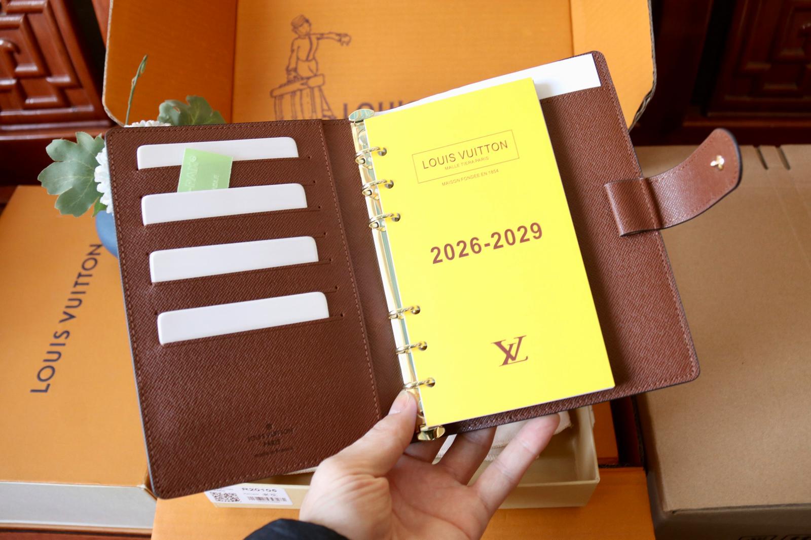 Louis Vuitton Notebook R20105