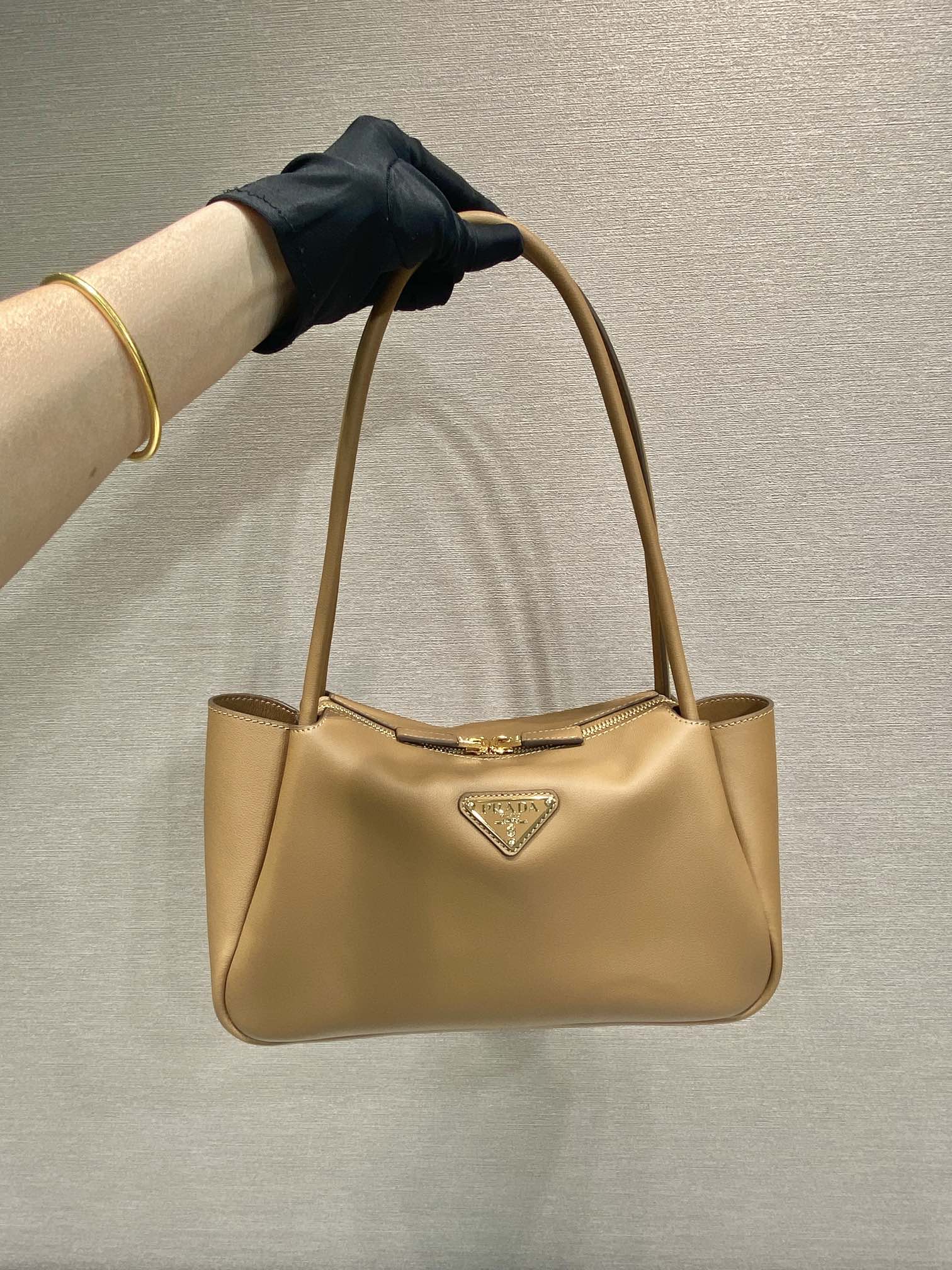 Prada  28 LARGE BEIGE CALFSKIN HANDBAG