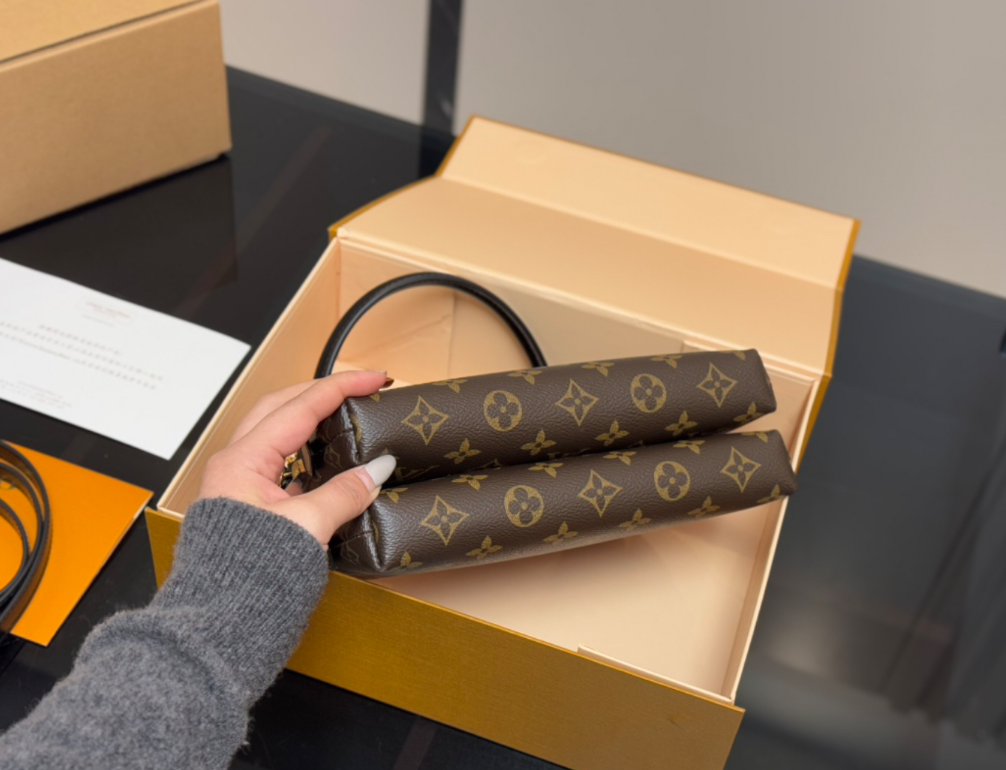 Louis Vuitton LV Versatile Classic Shell Bag