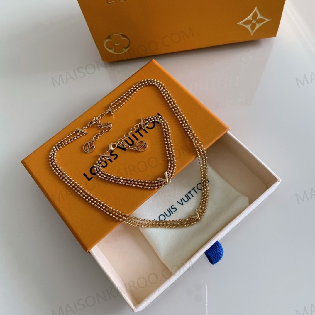 Louis Vuitton LV Essential V Necklace and Bracelet Set - KAIROO