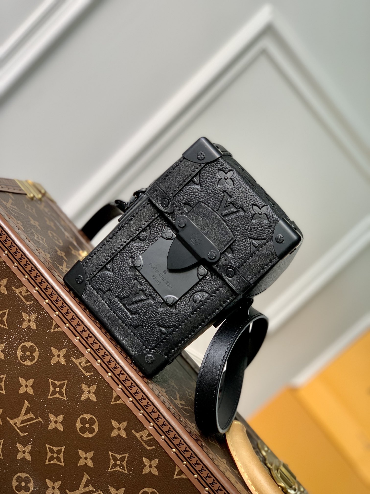 Louis Vuitton LV Vertical Trunk Wearable Wallet M82070