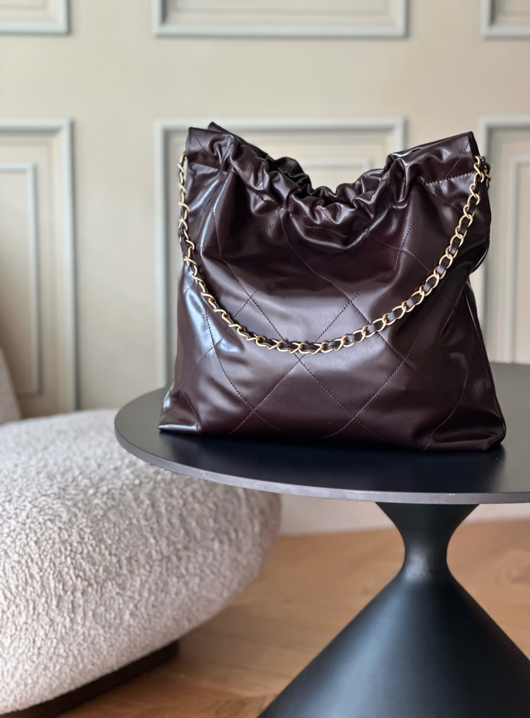 Chanel 22 Medium Handbag in Bordeaux Shiny Calfskin AS3261