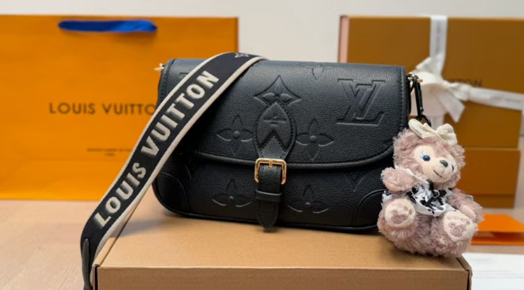 Louis Vuitton LV Black baguette shoulder strap handbag