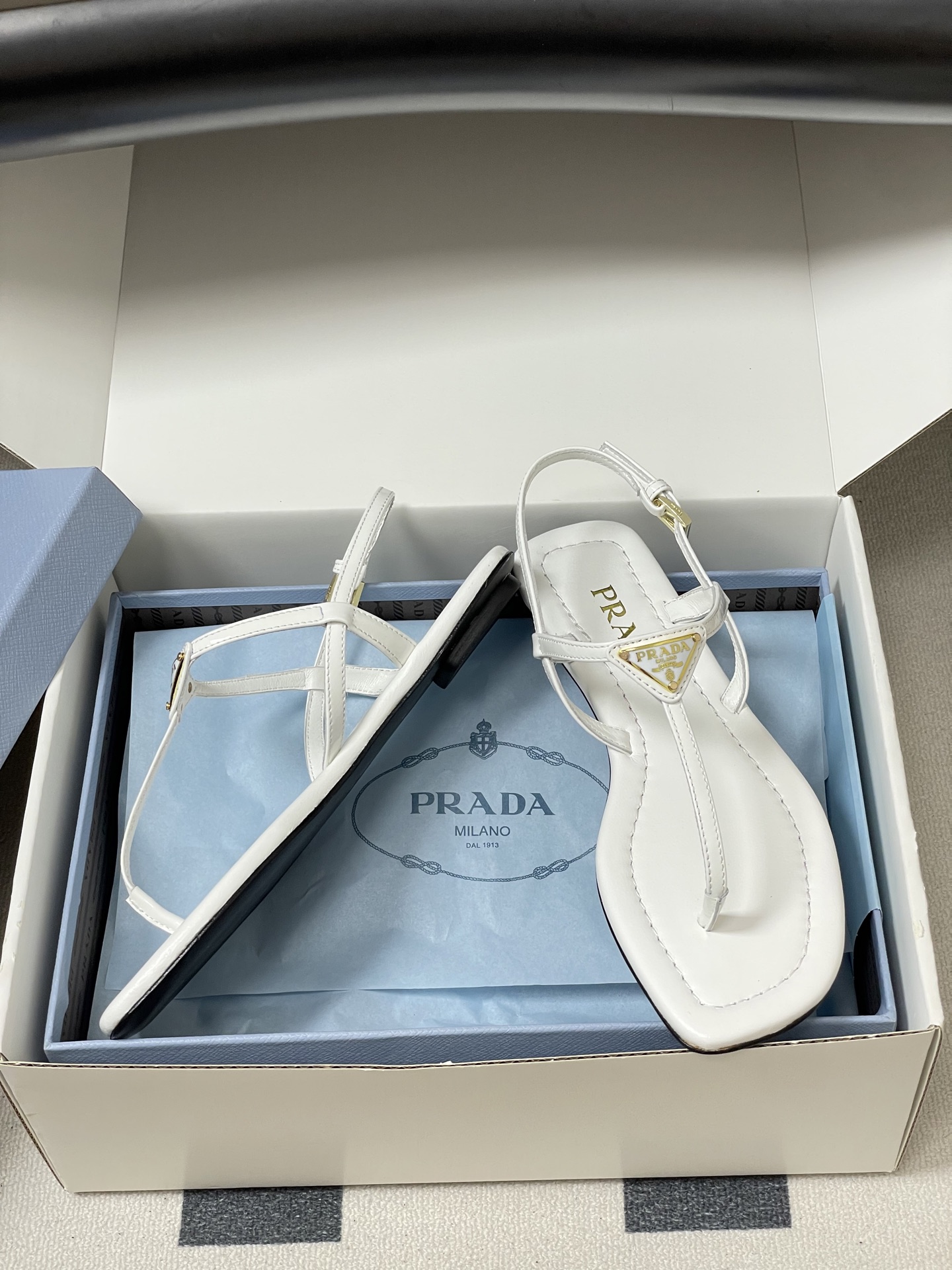 Prada leather Flip-Flops in White
