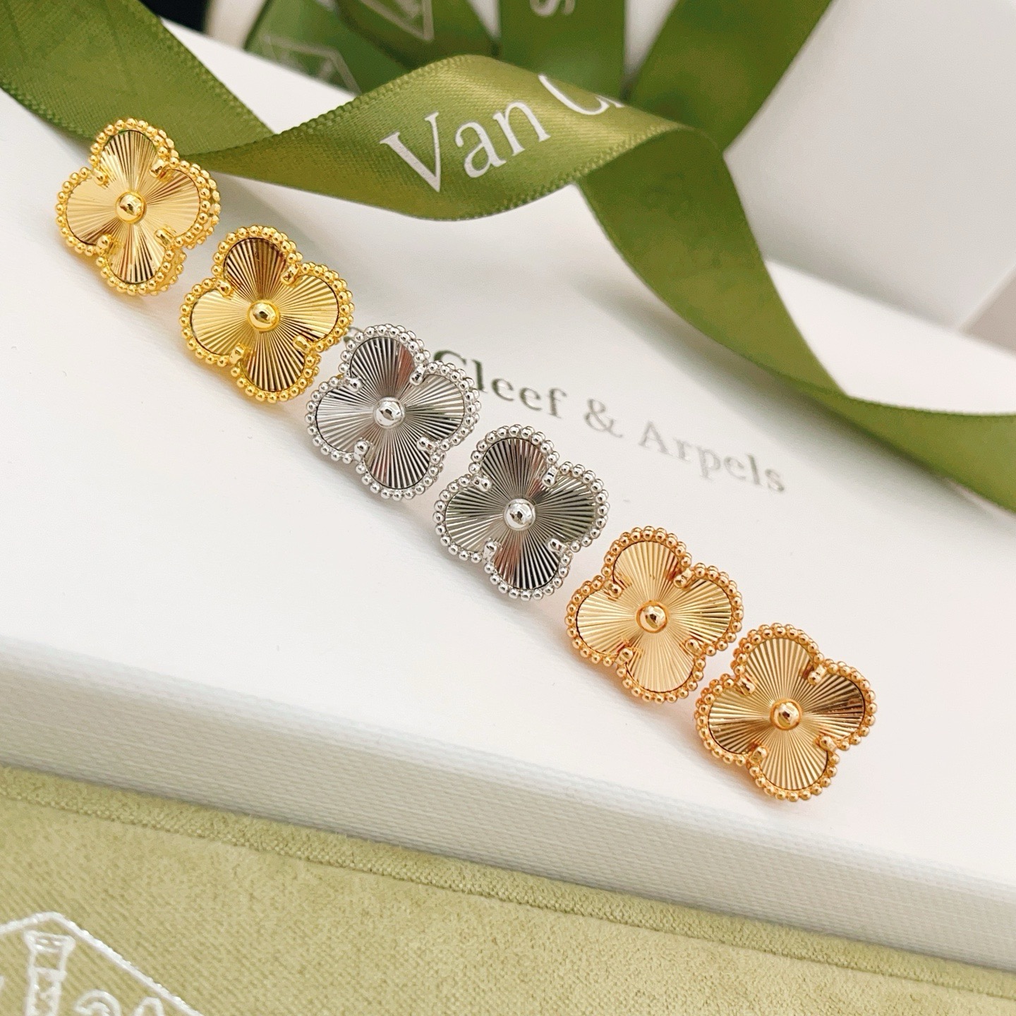 Van Cleef Fashion Medium Earrings 1.5cm